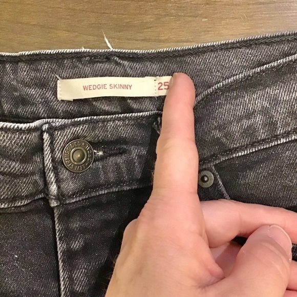 Levi’s 25 (0/1) Wedgie Skinny Women’s Jeans Gray Frayed Hems Button Fly Stretch - Picture 9 of 12